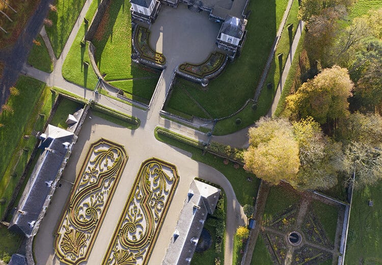 Les jardins d'un château vue du ciel