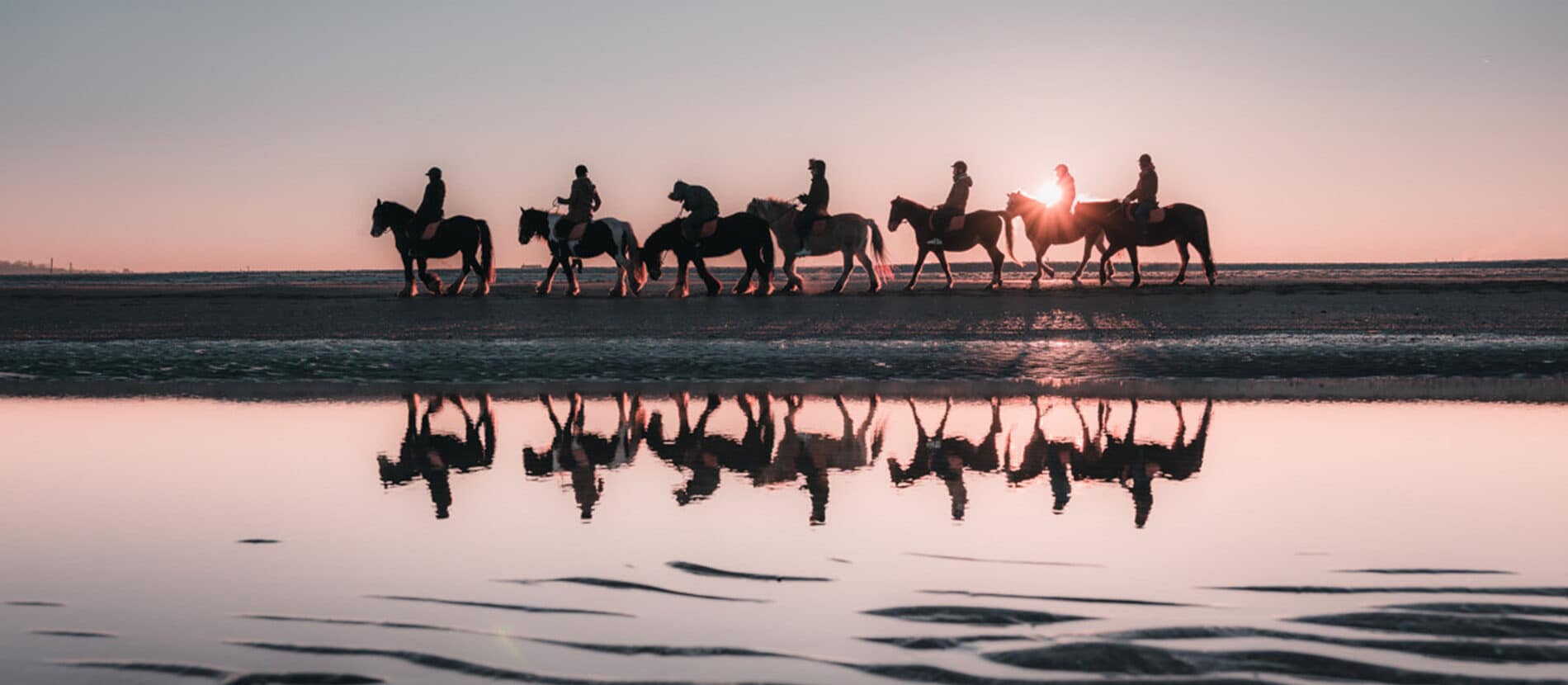 balade à cheval sur la plage au coucher du soleil