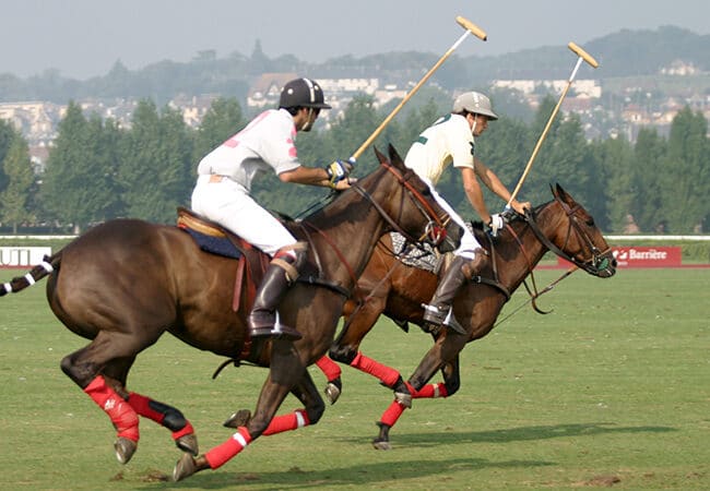 Joueurs jouant à un match de polo à Deauville