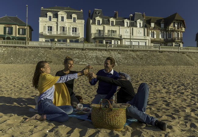 Aperitif Sur La Plage De Cabourg