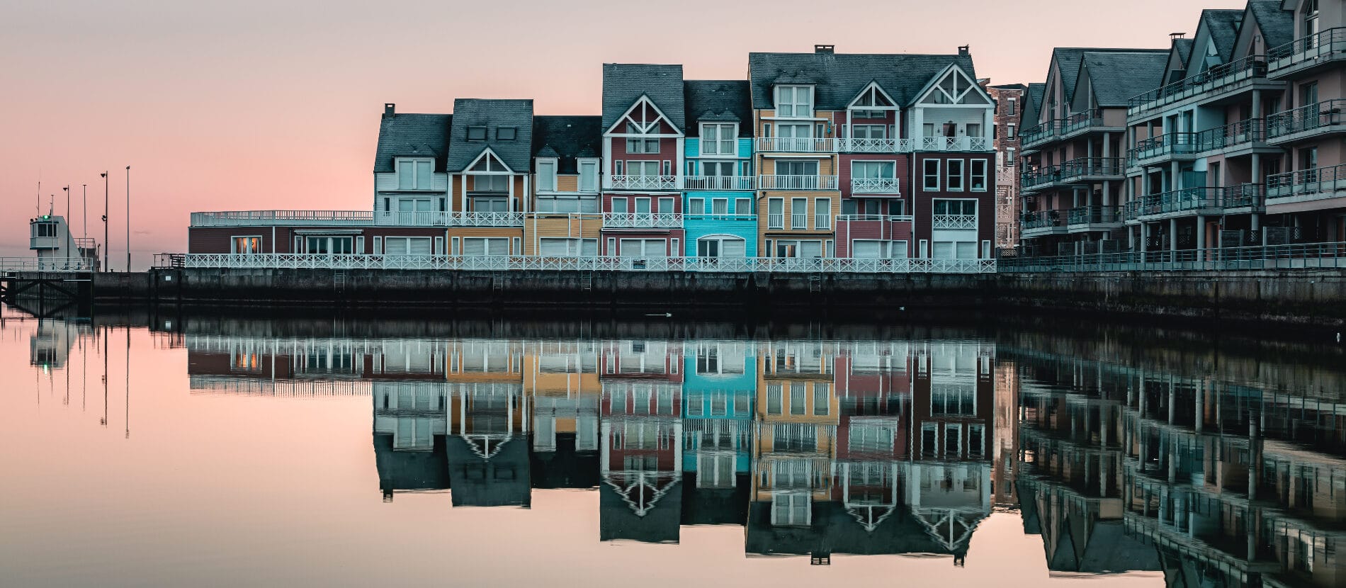Maisons colorées au bord de l'eau