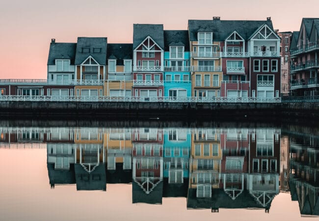 Maisons colorées au bord de l'eau
