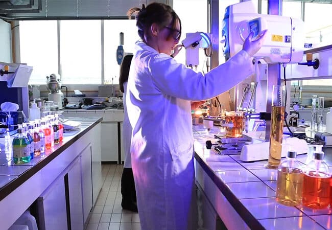 Chercheuse en train de travailler dans un laboratoire